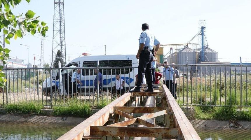 Sulama Kanalına D&uuml;şen Genci Suni Teneff&uuml;sle Kurtardı