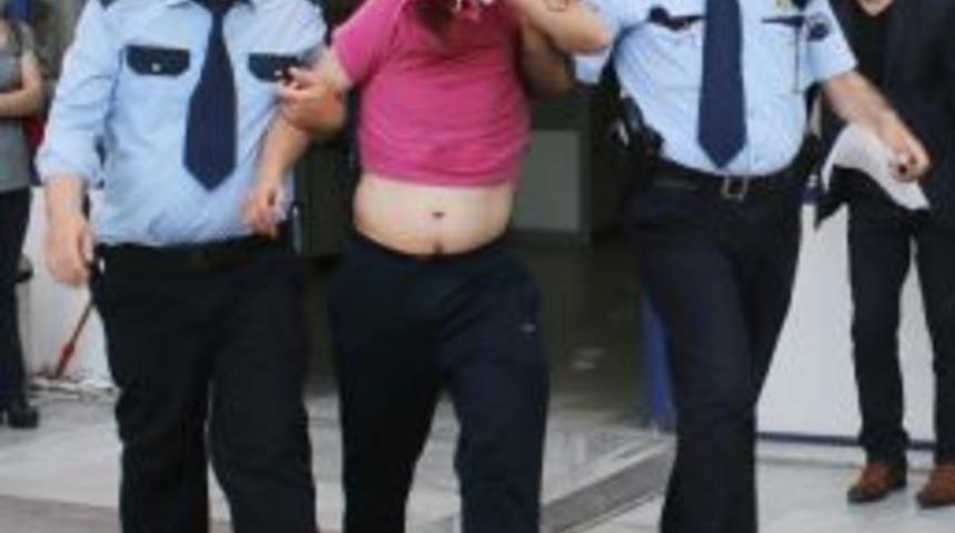 &Ccedil;ocuğunu D&ouml;ven Baba: "&ccedil;ocuk Benim Değil Mi?"