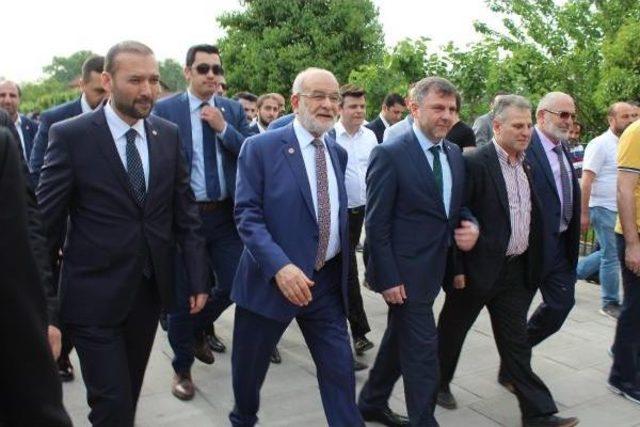 Temel Karamollaoğlu Trenle İzmit'e Geldi