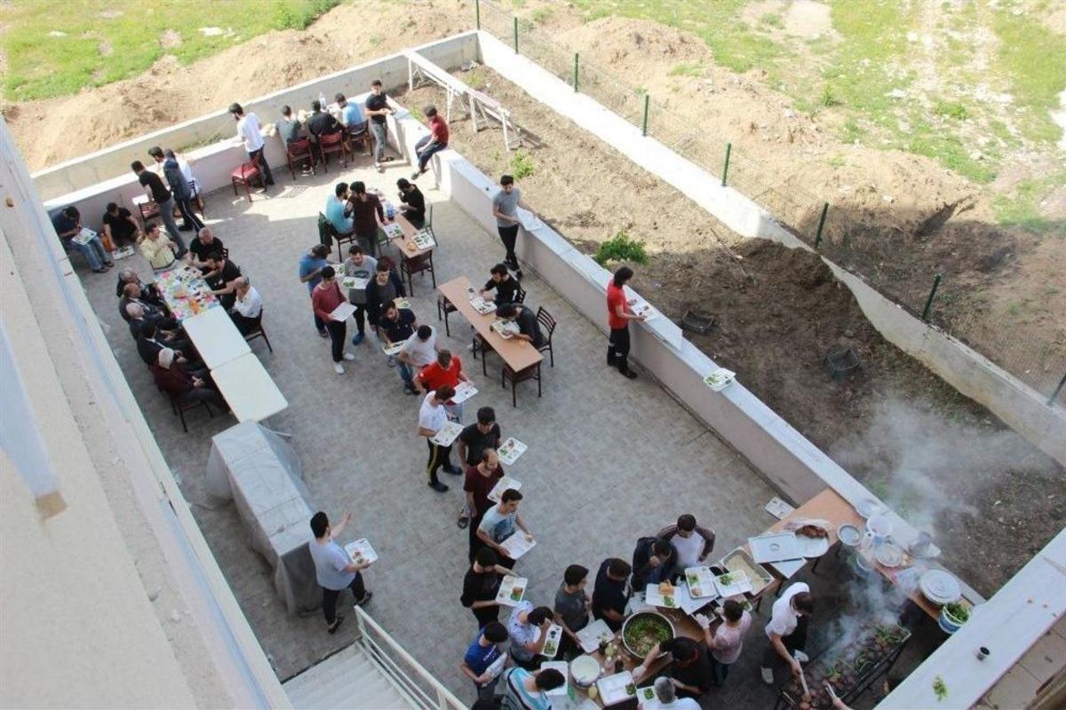 İhlas Vakfı&rsquo;ndan &Ouml;ğrencilerine Dev Mangal Ziyafeti