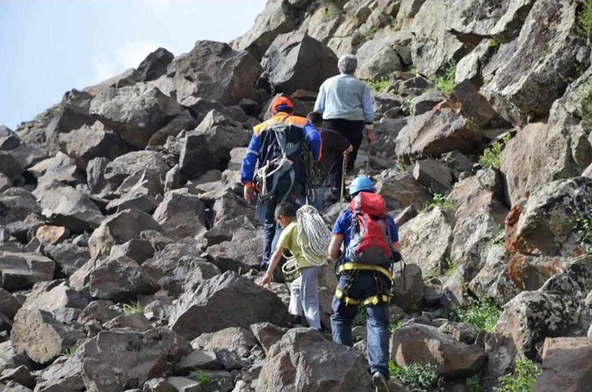 Afad, Kayalıklarda Mahsur Kalan Ke&ccedil;ileri Halatlarla Kurtardı