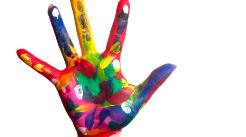 'Oğlum bebekle oynuyor' diye endişelenmeyin