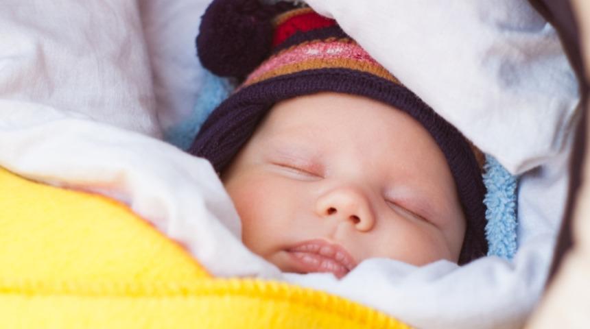 Bebekleri sallayarak uyutmak doğru mu?