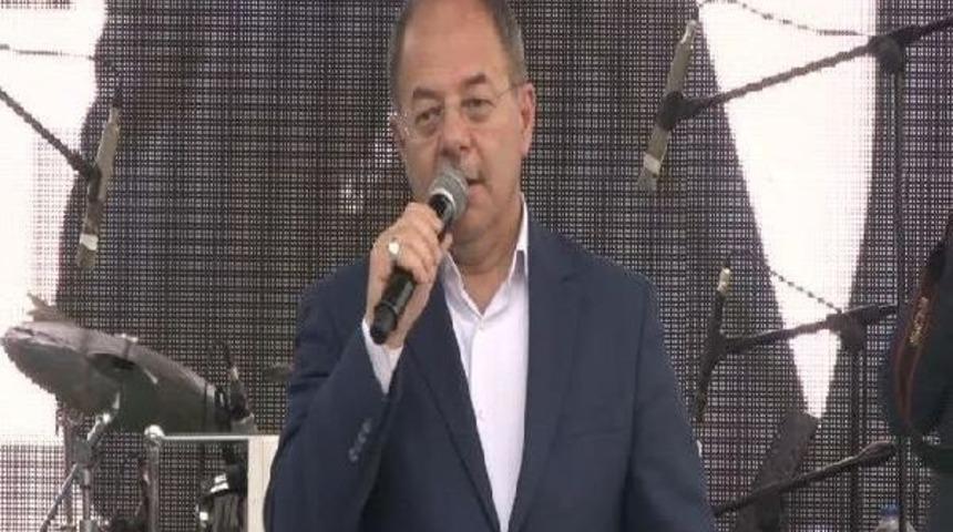 Sağlık Bakanı Recep Akdağ, Zeytinburnu'nda Mesir Macunu Dağıttı