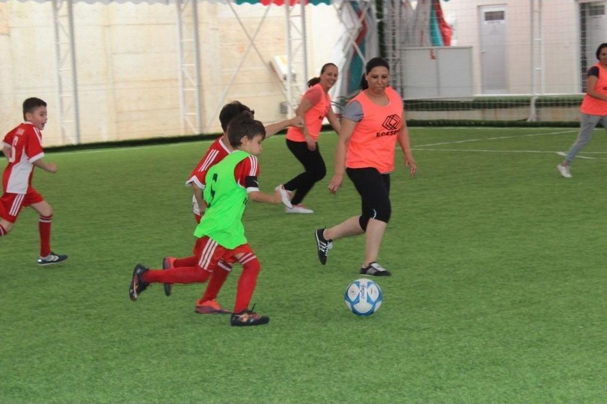 Anneler &Ccedil;ocuklarıyla Futbolda Şiddete Karşı Oynadılar