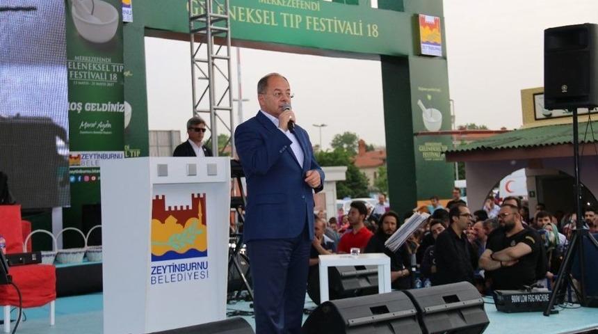 Bakan Akdağ, Merkezefendi Geleneksel Tıp Festivali&rsquo;nde Mesir Macunu Dağıttı