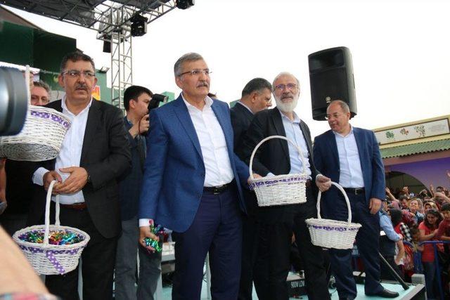 Bakan Akdağ, Merkezefendi Geleneksel Tıp Festivali&rsquo;nde Mesir Macunu Dağıttı 1