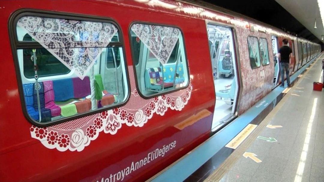 İstanbul&rsquo;da Metroya Binen Annelere "anneler G&uuml;n&uuml;" S&uuml;rprizi