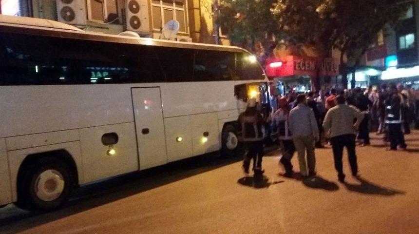 Kontrolden &Ccedil;ıkan Tur Otob&uuml;s&uuml; Park Halindeki Ara&ccedil;lara &Ccedil;arptı: 1 Yaralı