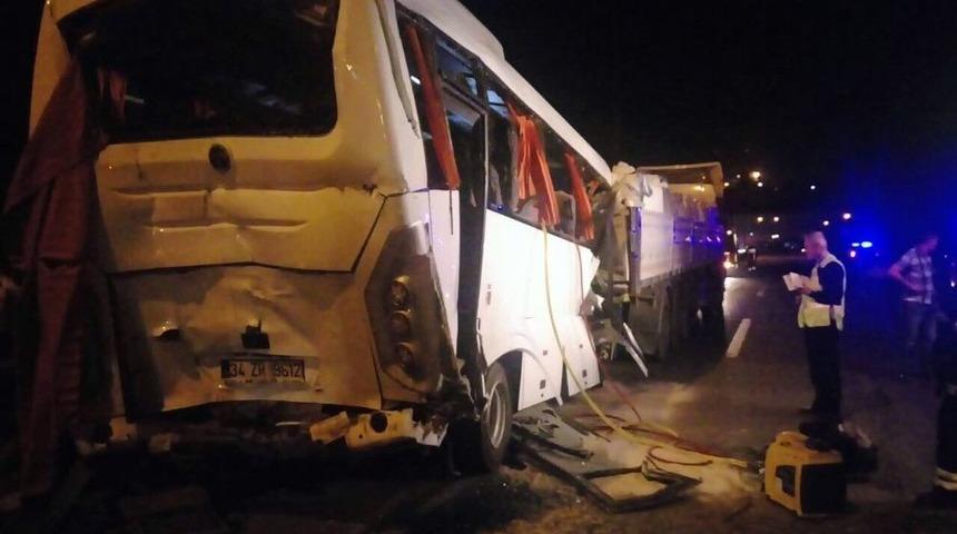 Servis Midib&uuml;s&uuml; İki Tırın Arasında Kaldı: 8 Yaralı