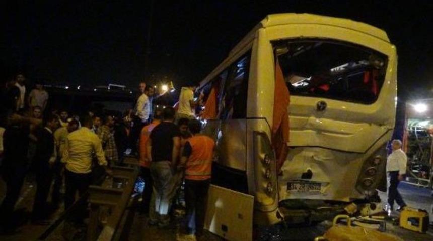 Midibüs, Iki Tır'ın Arasında Kaldı; 8 Yaralı