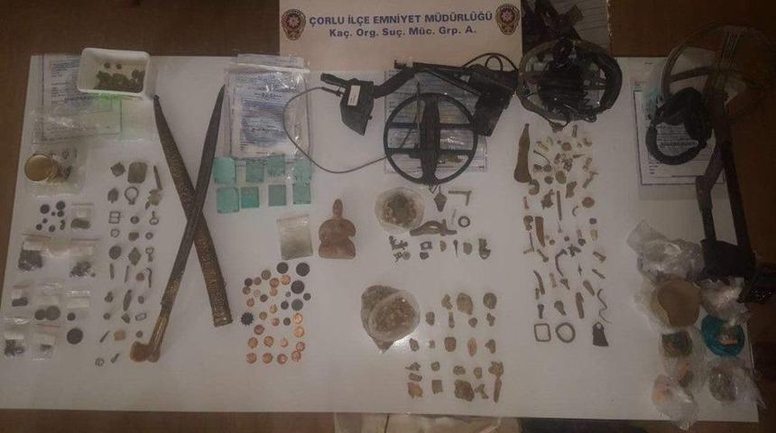 Asırlık Tarihi Eserlerin Yurt Dışına Ka&ccedil;ırılmasına Polis Engeli