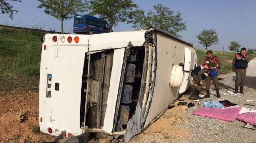 D&uuml;ğ&uuml;nden D&ouml;nenleri Taşıyan Otob&uuml;s Devrildi: 40 Yaralı