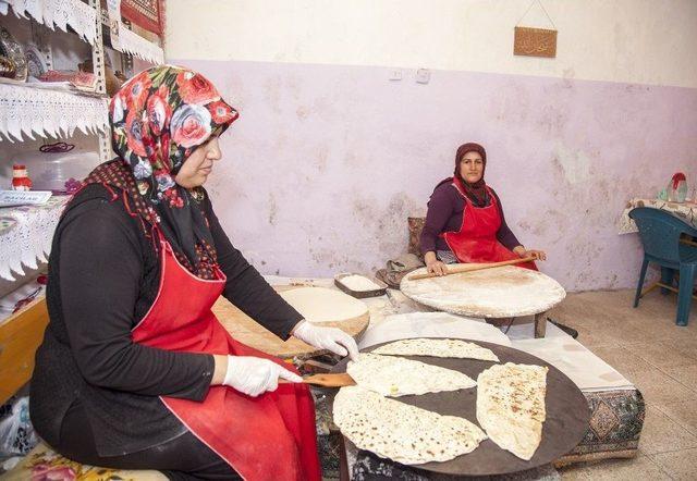 Gözleme Yaparak Aile Bütçelerine Katkı Sunuyorlar