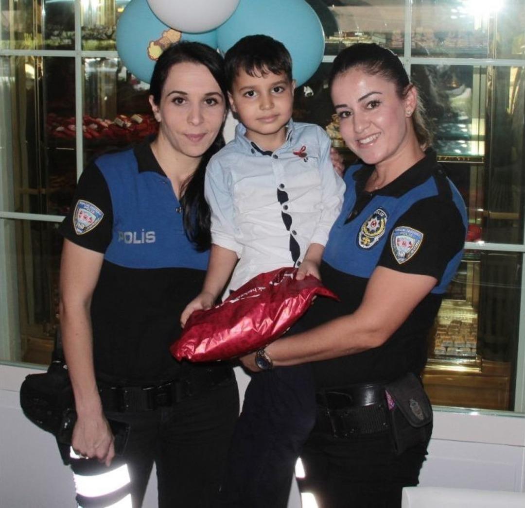 &Ccedil;ocuklara Anne Şefkatiyle Yaklaştı, Yılın Polisi Oldu