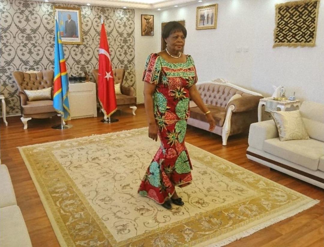 (&ouml;zel Haber) 69 Yaşındaki Sefire Gen&ccedil;lere Taş &Ccedil;ıkarttı