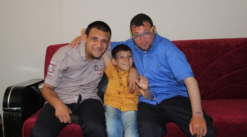 Zihinsel Engelli &Ccedil;ocuklarına 21 Yıldır Bebek Şefkatiyle Bakıyor