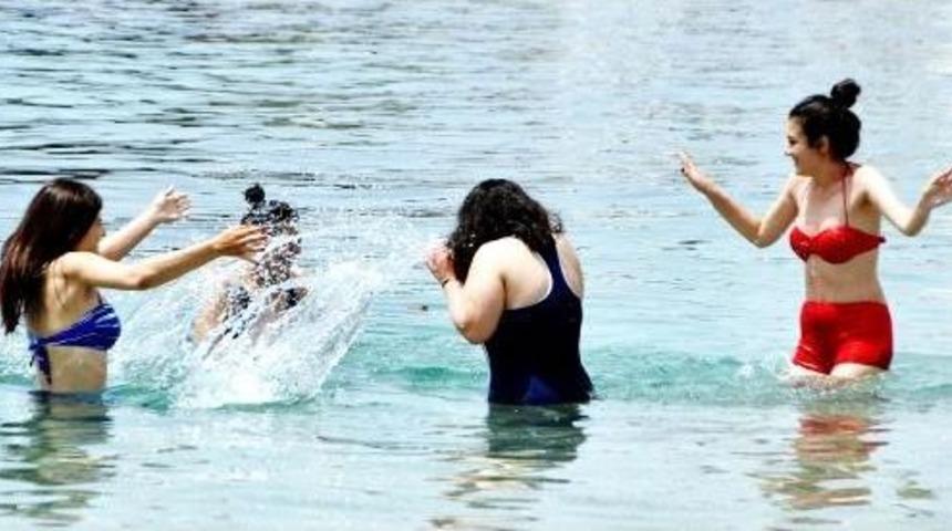 Bodrum'da Sahiller Dolmaya Başladı