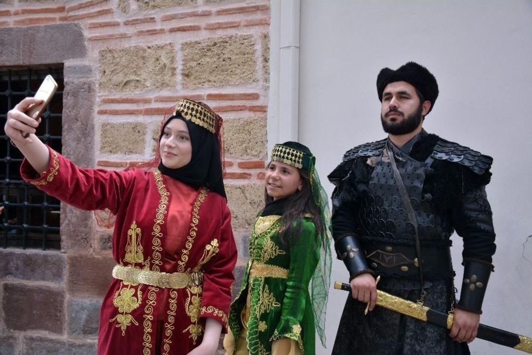 Ertuğrul Gazi T&uuml;rbesi &Ouml;n&uuml;nde N&ouml;bet Tutan Kayı Alpleriyle Fotoğraf &Ccedil;ektirmek İ&ccedil;in Sıraya Giriyorlar