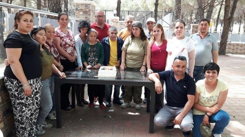 20 G&uuml;n &Ouml;nce &Ouml;len Zihinsel Engelli Arkadaşları İ&ccedil;in Doğum G&uuml;n&uuml; Kutladılar