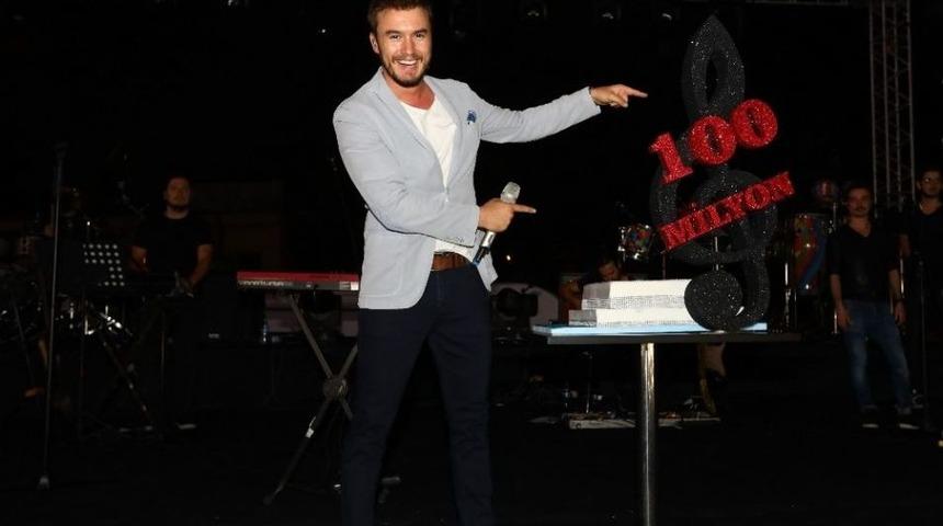 Ceceli Rekorunu Seyircisiyle Kutladı