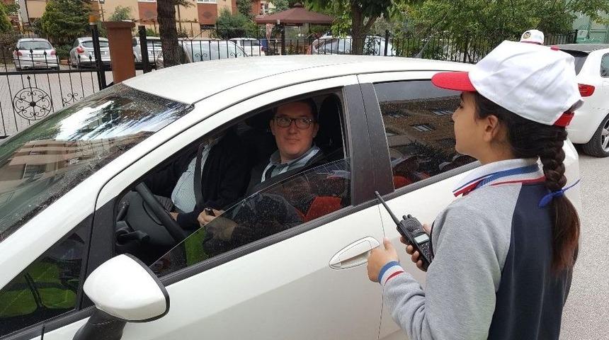 Minikler Polis Ağabeylerinin Yerini Aldı