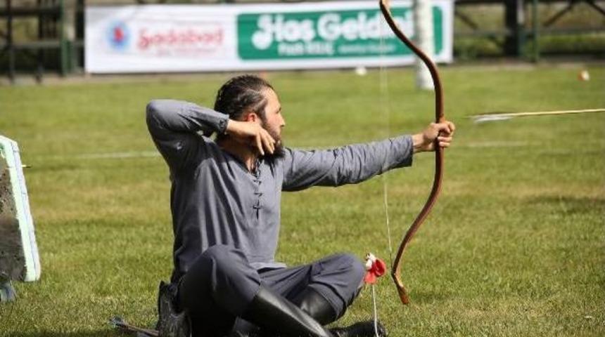 Kağıthane'de Yapılan "ok Atma Yarışması" Renkli G&ouml;r&uuml;nt&uuml;lere Sahne Oldu