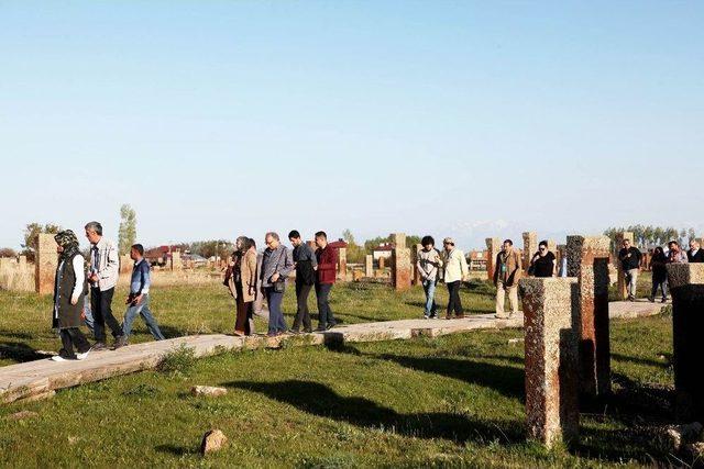 24 Ülkeden 108 Bilim Adamı Ahlat’ı Gezdi