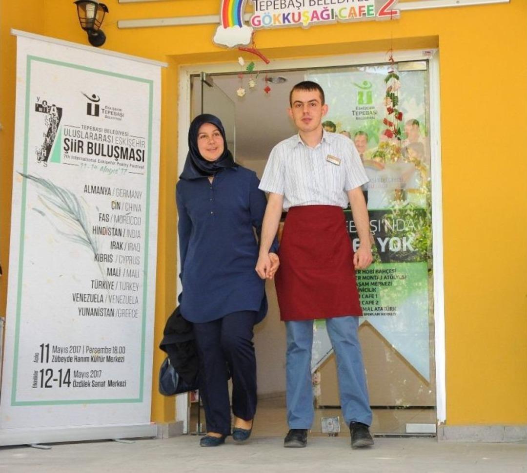 (&ouml;zel Haber) Anneler G&uuml;n&uuml;nde Tek İsteği Engelli Oğlunun İş Bulması