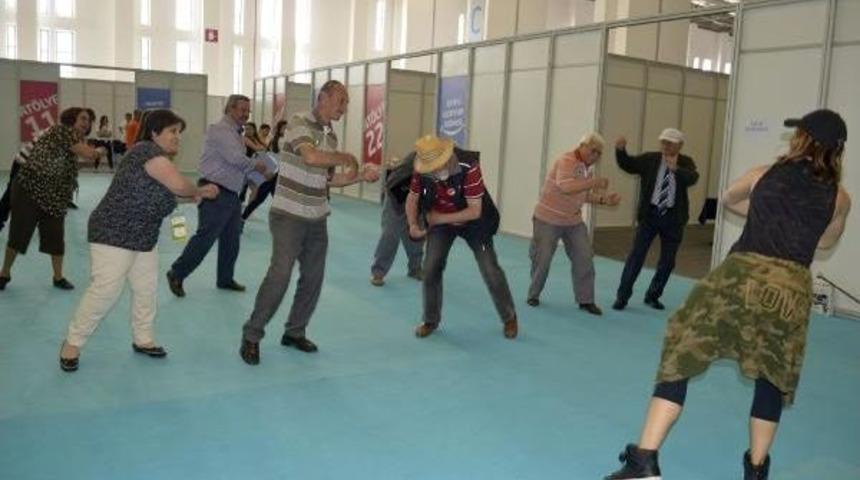 'yaş Almış Kişiler' Zumba Yaptı