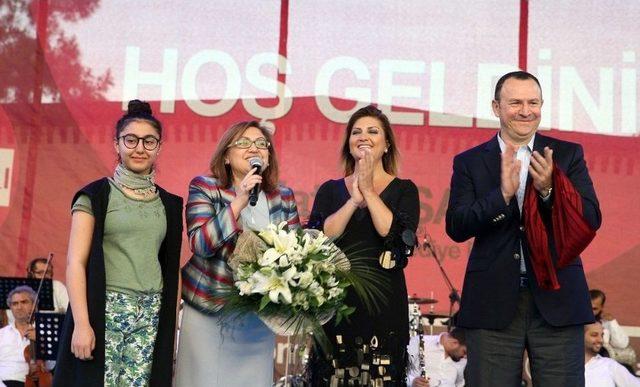 Sibel Can’dan Anneler Günü Konseri