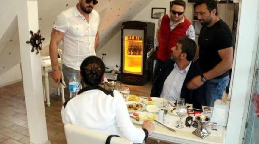 Doktordan Sevgilisine 'g&ouml;zaltı' Senaryolu Evlilik Teklifi