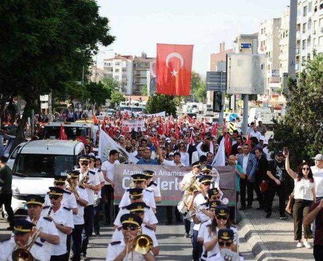 Ata nın &Ccedil;i&ccedil;ekleri Annesine Sunuldu 1