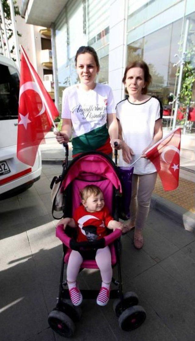 Ata nın &Ccedil;i&ccedil;ekleri Annesine Sunuldu 2