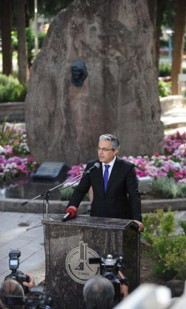 Ata nın &Ccedil;i&ccedil;ekleri Annesine Sunuldu 3