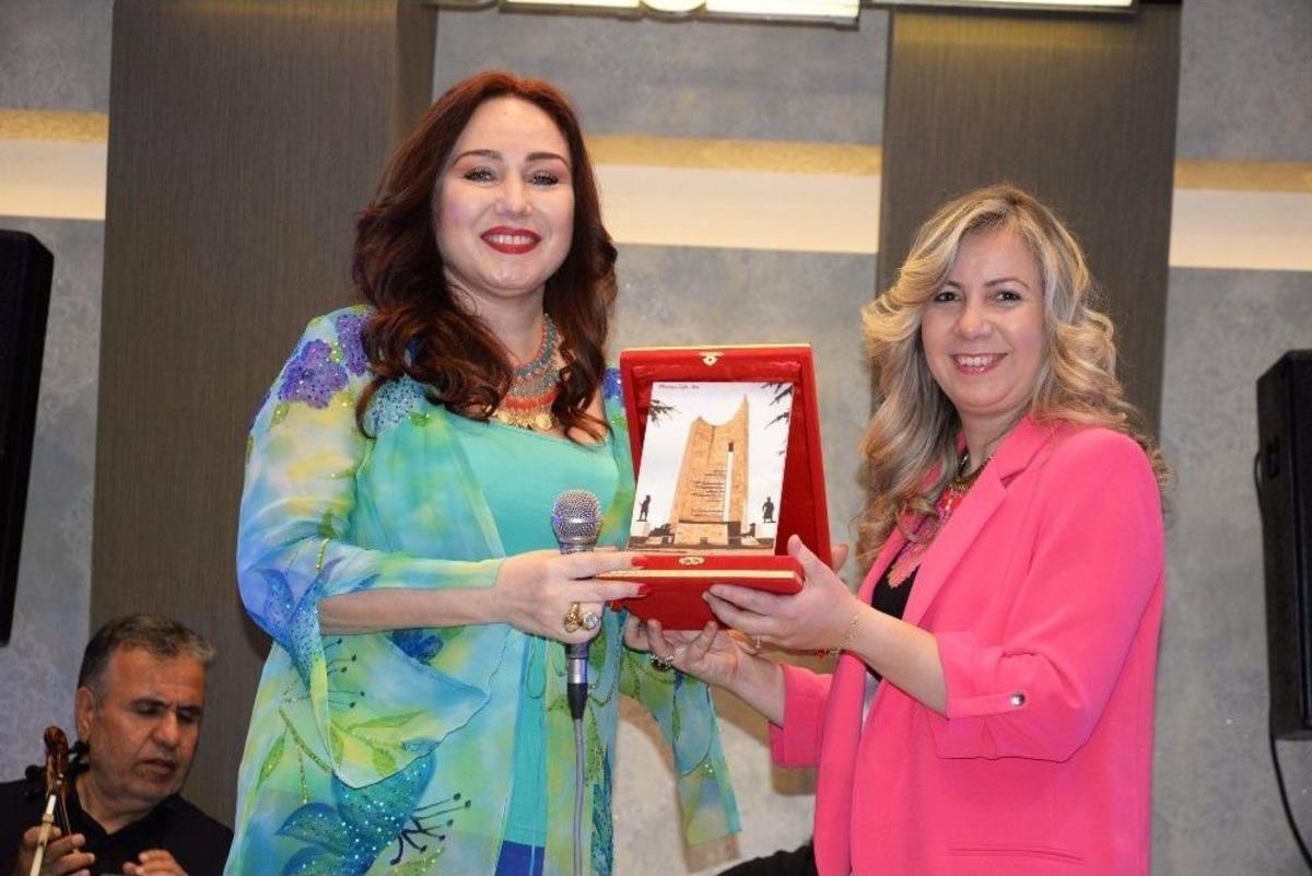 Şebnem Kısaparmak Boz&uuml;y&uuml;kl&uuml; Sevenleri İle Bir Araya Geldi