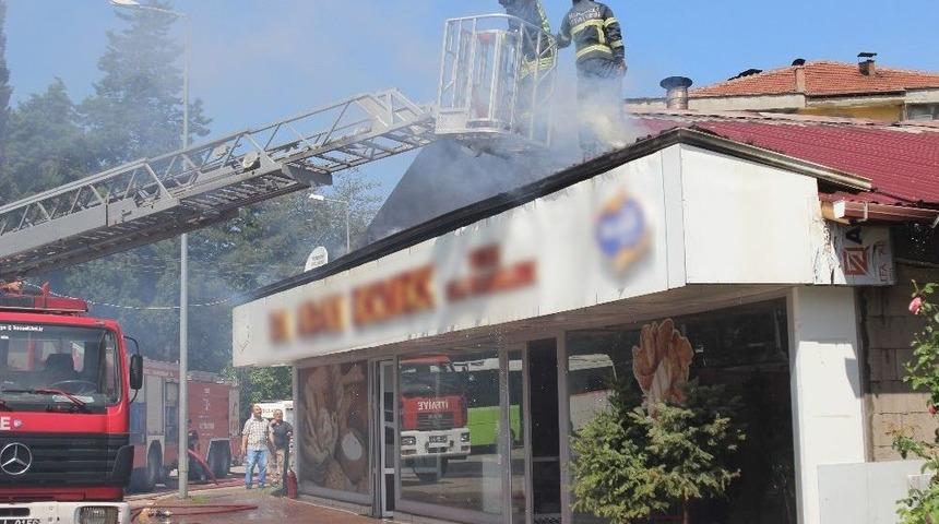Bacadan &Ccedil;ıkan Yangın Ekmek Fırınını K&uuml;l Etti