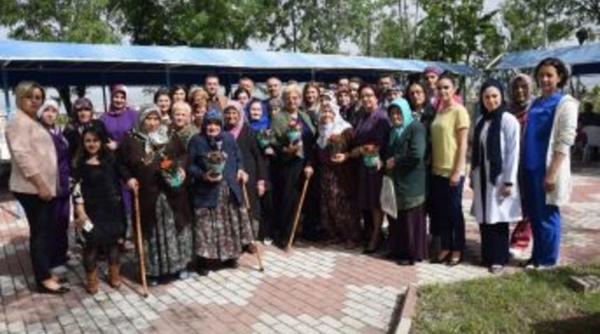 &Ouml;zel &Uuml;mit Huzurevindeki Anneleri Unutmadı