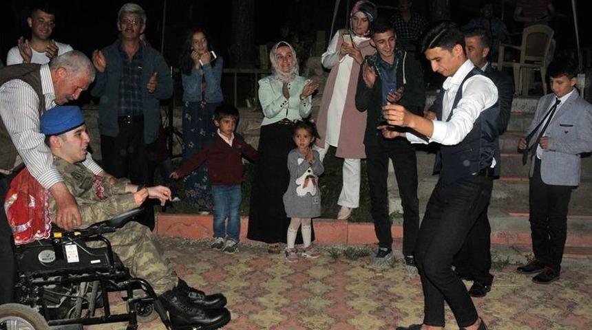 Engelli Gencin 1 G&uuml;nl&uuml;k Askerliği İ&ccedil;in Eğlence D&uuml;zenlendi