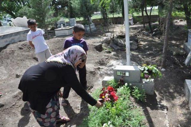 Anneler Günü'nde Şehit Oğlunun Kabrini Ziyaret Etti