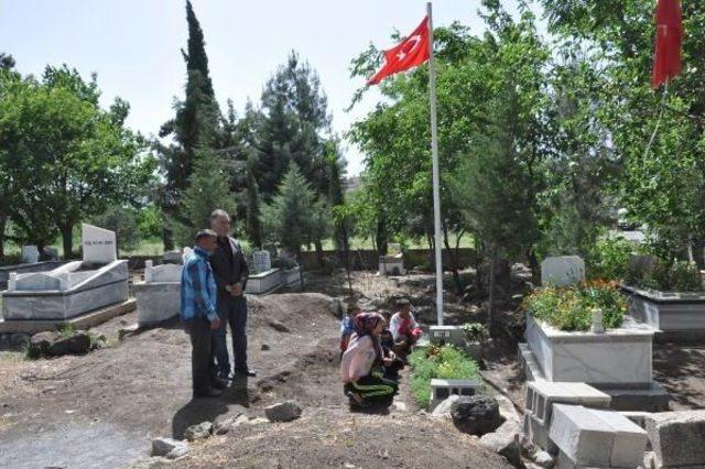 Anneler Günü'nde Şehit Oğlunun Kabrini Ziyaret Etti