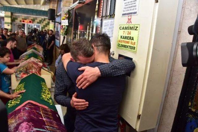 Buca'da En Acı Anneler Günü; 24 Kaza Kurbanı Toprağa Verildi (2)