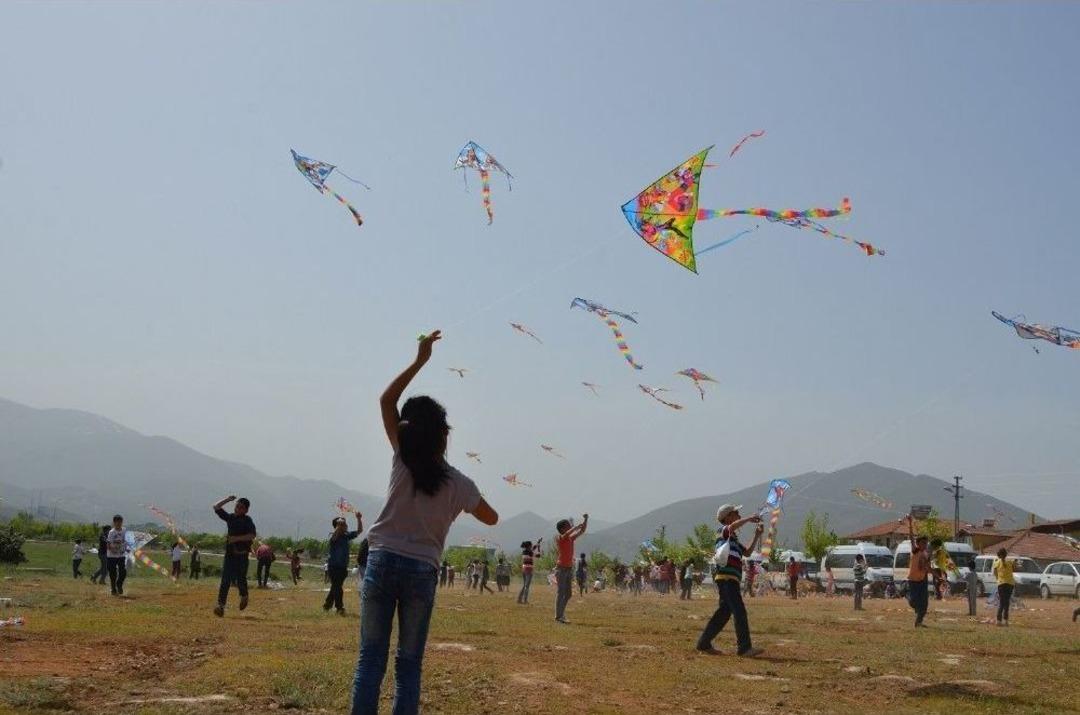 Yeşilyurt 4.u&ccedil;urtma Ve Sokak Oyunları Şenliği Renkli G&ouml;r&uuml;nt&uuml;lere Sahne Oldu
