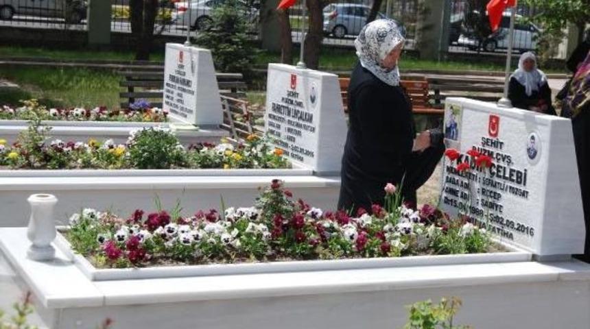 Şehit Annelerinden Y&uuml;rek Burkan Kutlama