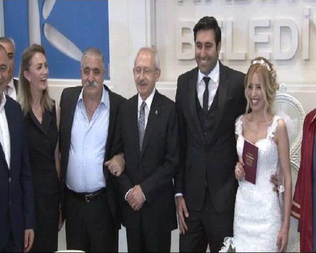 Kılıçdaroğlu, Gezi Olayları'nda Yaralanan Hülya Arslan'ın Nikah Şahitliğini Yaptı...