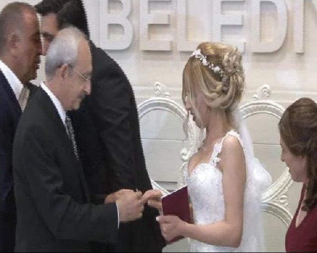 Kılıçdaroğlu, Gezi Olayları'nda Yaralanan Hülya Arslan'ın Nikah Şahitliğini Yaptı...