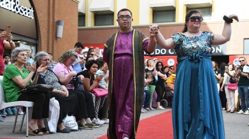 Engellilerden G&ouml;rkemli Defile