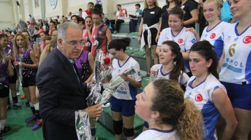 Tvf Başkanı Mehmet Akif &Uuml;st&uuml;ndağ'dan Kadınlara &Ccedil;i&ccedil;ek