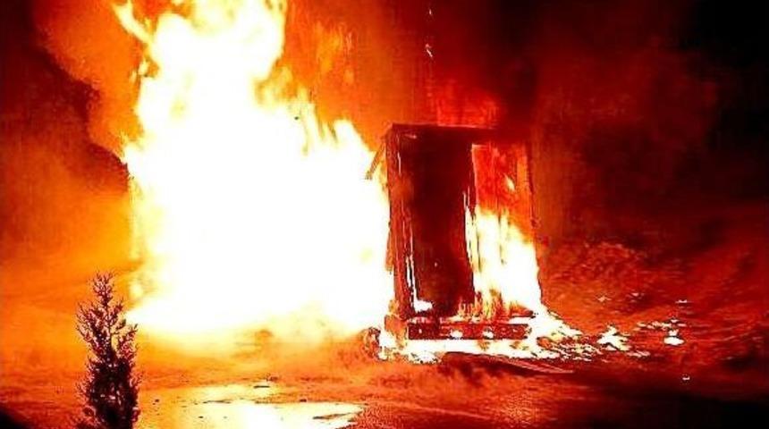 Tırın Dorsesi Seyir Halinde Yanmaya Başladı