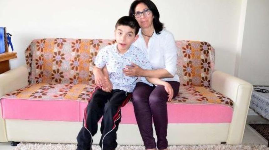 Oğlunu Sevgisiyle B&uuml;y&uuml;t&uuml;yor